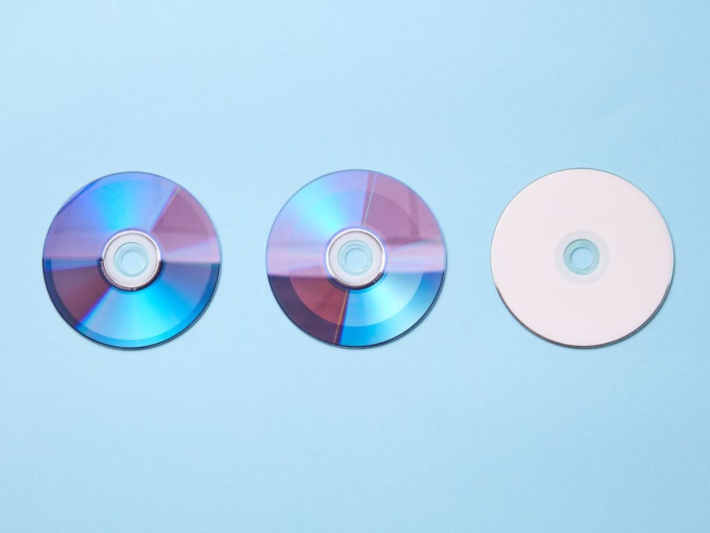3つ並んだCDディスク