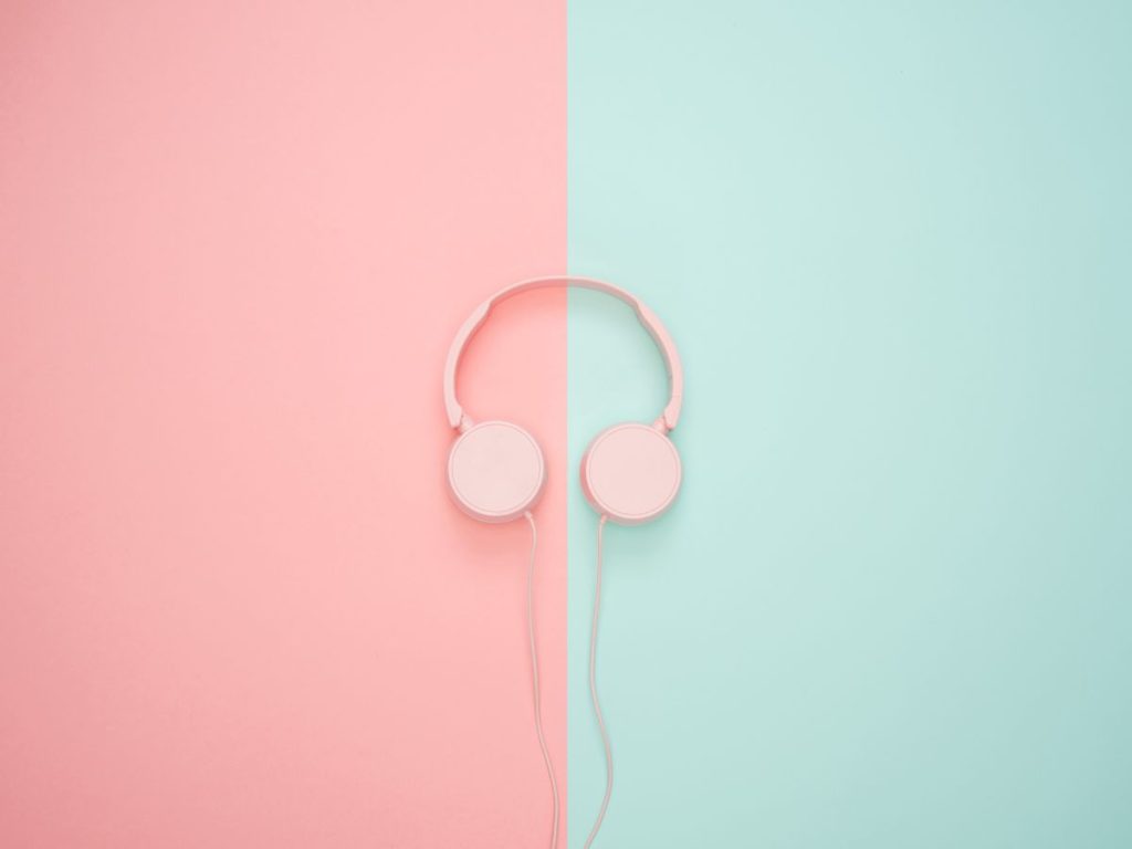ピンク色のヘッドフォン