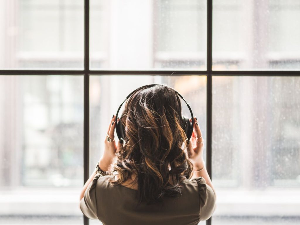 音楽を聴く女性